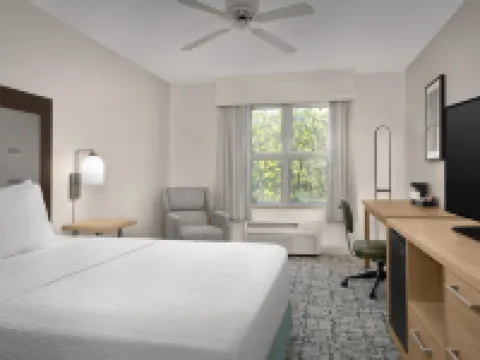 ホームウッド スイーツ バイ ヒルトン ローリー / ケーリー ケーリーのホテル