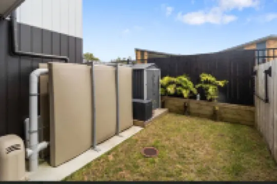 Cozy Room in Modern House Near Auckland Airport Hotels near Mangere