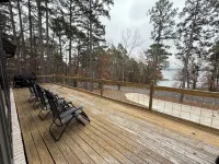 4-Bedroom House with Beautiful Lake View, Sleeps 12 - Quiet & Relaxing - Homestays