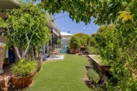 Albert Road Cottage: Comfy, vintage home near water & town - breakfast