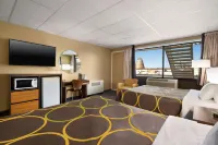 Super 8 by Wyndham Hearst on - parking