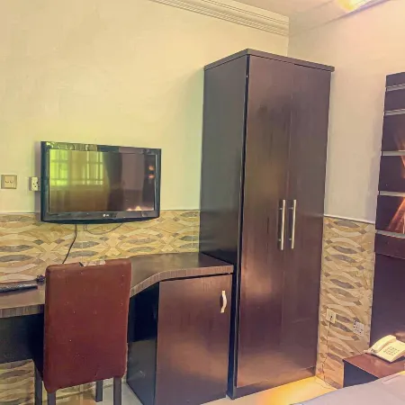 Creestar Hotel and Suites