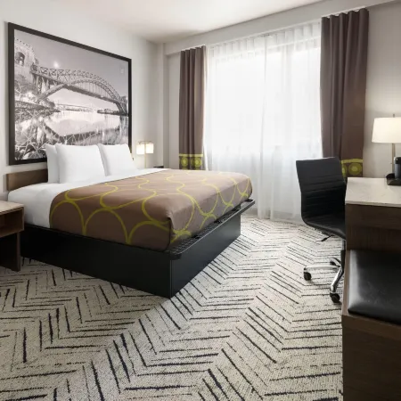 Super 8 by Wyndham Bronx Near Stadium Отели рядом с достопримечательностью «168 улица»