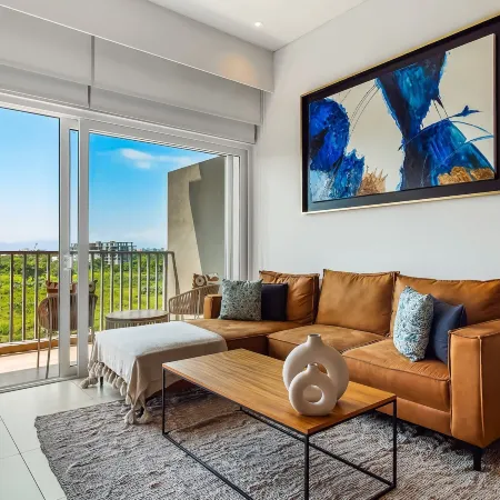 5th-floor apt Near the Ocean With Infinity Rooftop Pool, Balcony, Washer/dryer
