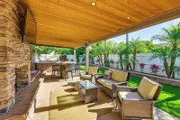 Walk to Lagoon! Luxe Coastal Escape w/ Pool Table - 4 Yıldız
