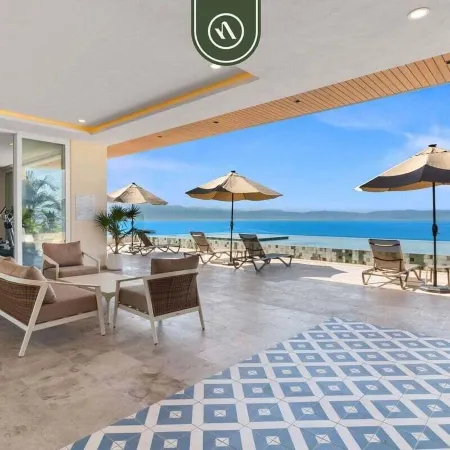 New Stylish 1 BR Condo - Ocean Views - Flex Room