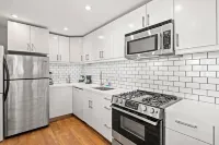 Serene 2-Bedroom Venice Apartment with Private Entrance