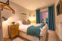 Walpole Bay 2 bed Stunning Garden Apt By ADLIV - Kitchens