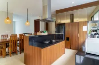 Tulip Hill View Villa 6 Bedrooms with a Private Heated Swimming Pool and a Movie Room