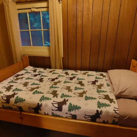 Historic Family Cabin Near Nisqually Entrance, Sleeps 3