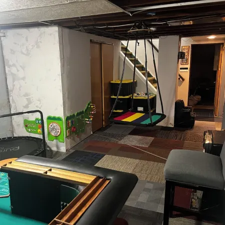 Family fun House - large fenced in backyard, Theater, Bean bag Lounge