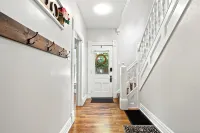 The White House - Close to campus + downtown - lots of room for everyone - บังกะโล