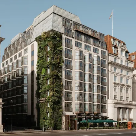 The Athenaeum Hotel & Residences Отели рядом с достопримечательностью «Эпсли Хаус»