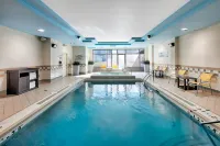 Fairfield Inn & Suites Toronto Airport - Swimmingpools