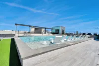 Luxury Houston Apartment: Rooftop Pool, City Views & King Beds Near Downtown - piscina