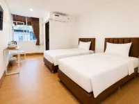 Three One Hotel Hotel dekat Dermaga Witthayu