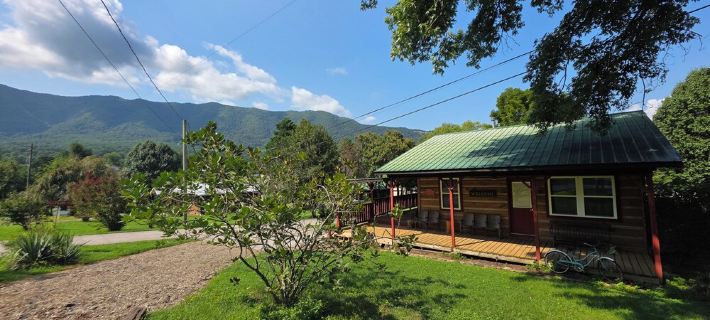 Authentic Cabin 5 Miles to Gsmnp & Cades Cove. Great Views. Easy Roads & Access Hotels in Blount County