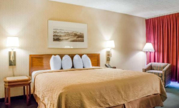 Quality Inn & Suites Burnham, PA