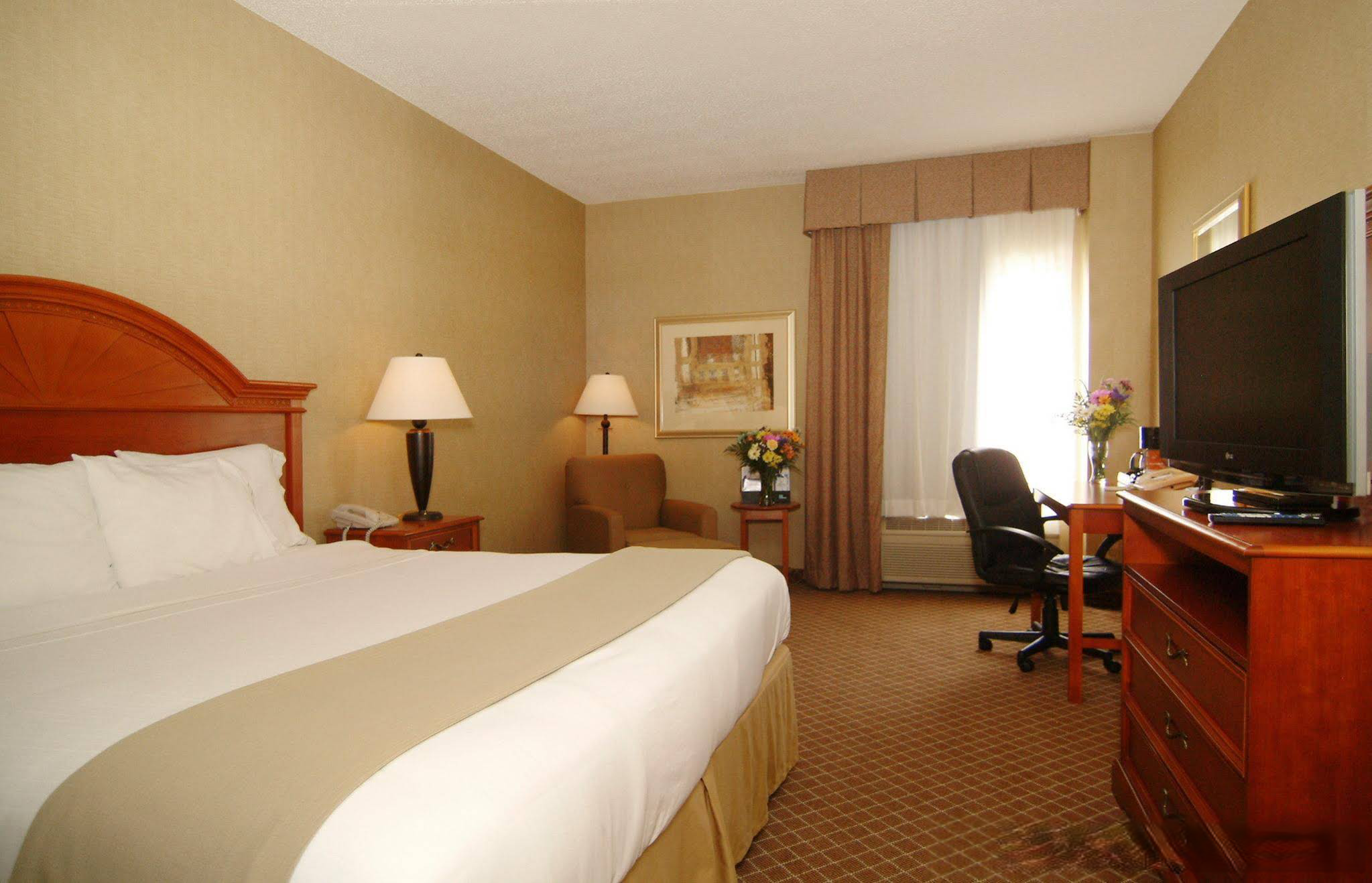 Holiday Inn Express & Suites - Interstate 380 at 33rd Avenue, an Ihg Hotel