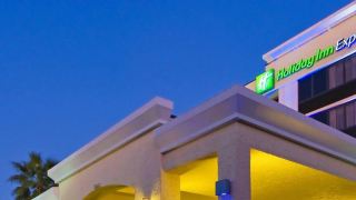 holiday-inn-express-and-suites-kendall-east-miami