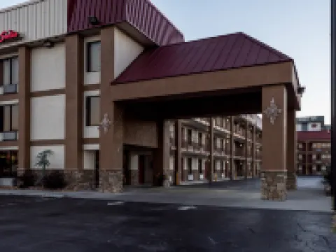 เรดรูฟ อินน์แอนด์สวีทส์ พิเจียนฟอร์จ - พาร์คเวย์ โรงแรมในพีเจียนฟอร์จ