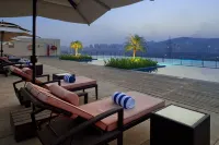 Holiday Inn Mumbai International Airport by IHG - สระว่ายน้ำบนดาดฟ้า