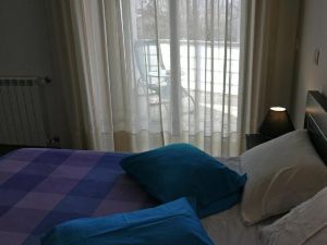 Double Room with Balcony and Swimming Pool Near Burgaes River