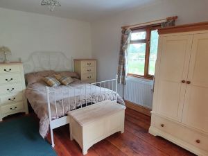 Charming Unique 3-Bed Lodge in Lampeter, Wales, UK