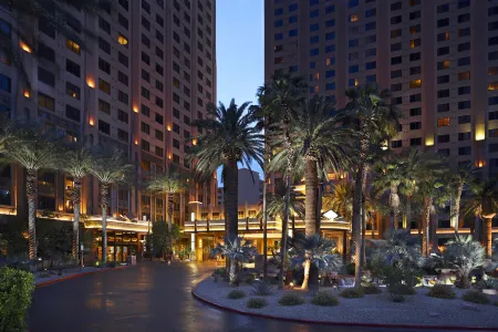 Hilton Grand Vacations Club on The Las Vegas Strip Отели рядом с достопримечательностью «Jake's Excursions»