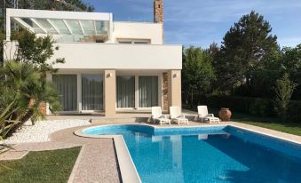 Beautiful Modern Villa in Isola Albarella
