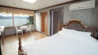 Taean Red Pension Hotels near Mongsanp'o-haesuyokchang