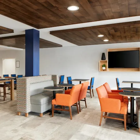 Holiday Inn Express & Suites SALEM by IHG