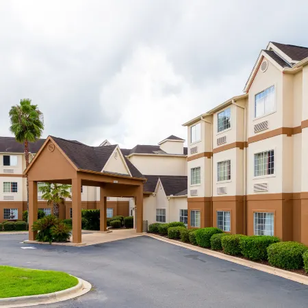 Red Roof PLUS+ & Suites Savannah - I-95