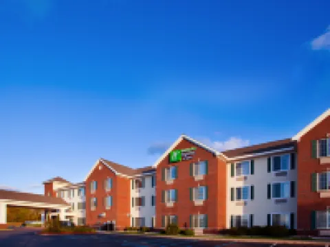 Holiday Inn Express & Suites ACME -特拉弗斯城 阿克米酒店