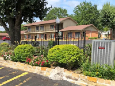 Charles Wesley Motor Lodge Downtown Broken Bow- Hochatown Hotels in Broken Bow