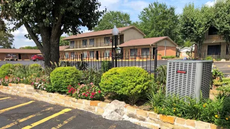 Charles Wesley Motor Lodge Downtown Broken Bow- Hochatown