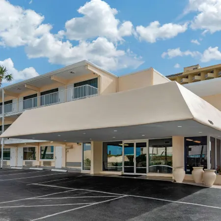 Quality Inn Daytona Beach Oceanfront Отели рядом с достопримечательностью «Выставочный и конгресс-центр Ocean Center»