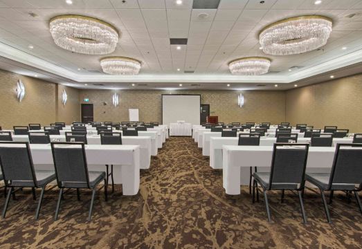 Best Western Premier Calgary Plaza Hotel 수영장