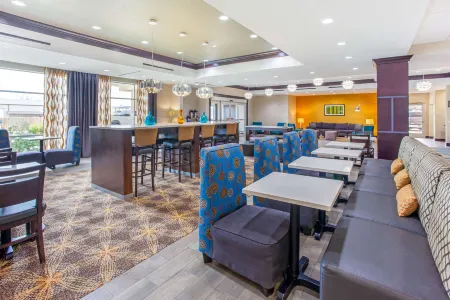 La Quinta Inn & Suites by Wyndham Gonzales TX Отели в г. Гонзалес
