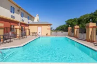Days Inn & Suites by Wyndham Marquez - 2-Star