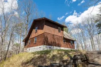 Dudley IV by AvantStay Cosy Cabin w Hot Tub Sweeping Views