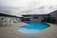 Acacia Motor Inn - Pools