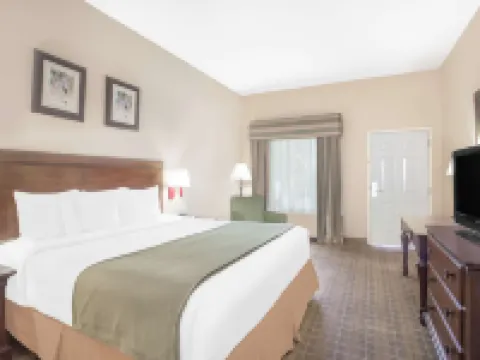 Baymont by Wyndham Crestview Hotels in Crestview