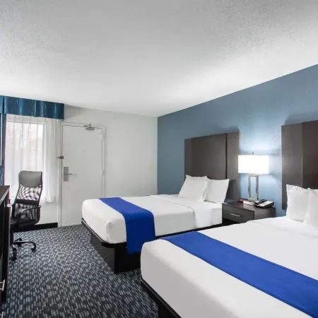 Baymont by Wyndham Charlotte University Отели рядом с достопримечательностью «Торговый центр Tryon»