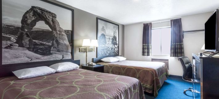 Super 8 by Wyndham Logan Các khách sạn ở Logan