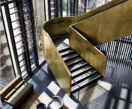 A 바이 아디나 시드니 로비