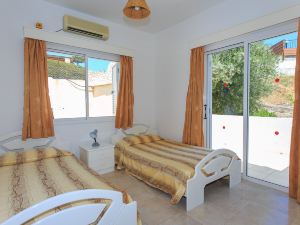 Villa Lela Pente: Large Private Pool, Walk to Beach, A/C, WiFi, Car Not Required