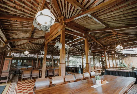 Joglo Ayem Tentrem Отели рядом с достопримечательностью «Sari Temple»