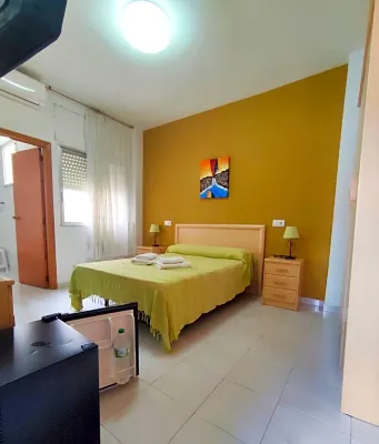 Hostal Neus Hotels near Capicorb