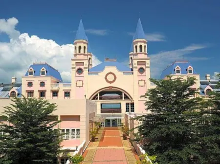 Bella Vista Waterfront Resort, Kuah Langkawi Отели рядом с достопримечательностью «Wat Koh Wanararm Langkawi»